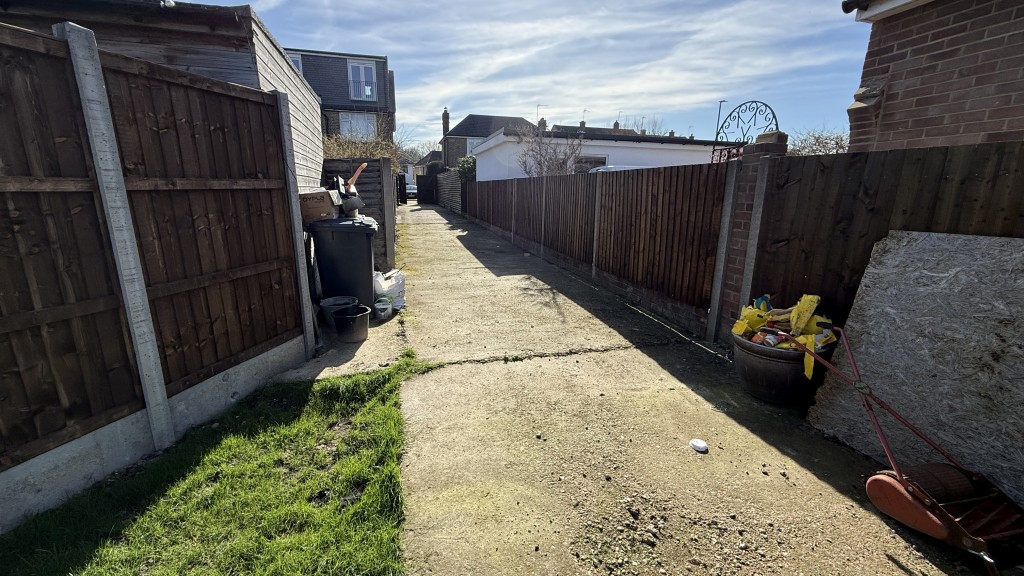 Lot: 108 - FREEHOLD RESIDENTIAL DEVELOPMENT SITE - Image of site entrance